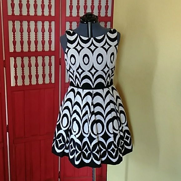 Dresses & Skirts - Fun sassy dress, sz 14